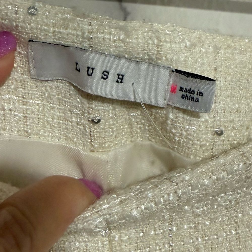 NEW Lush Pearl Hem Tweed Shorts Elegant Cream Women's Shorts Size M - Picture 2 of 10